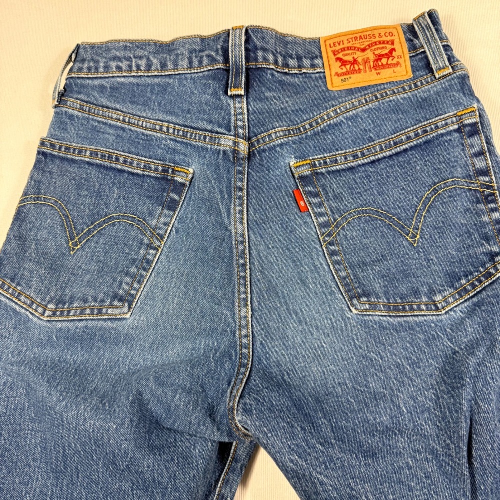 Levi's 501 Original Fit Jeans W27 L32 Medium Wash Blue Straight Leg Button Fly - Picture 8 of 15